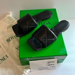 Authentic Bottega Veneta Black Lido quilted embossed lagoon nappa. Size 38